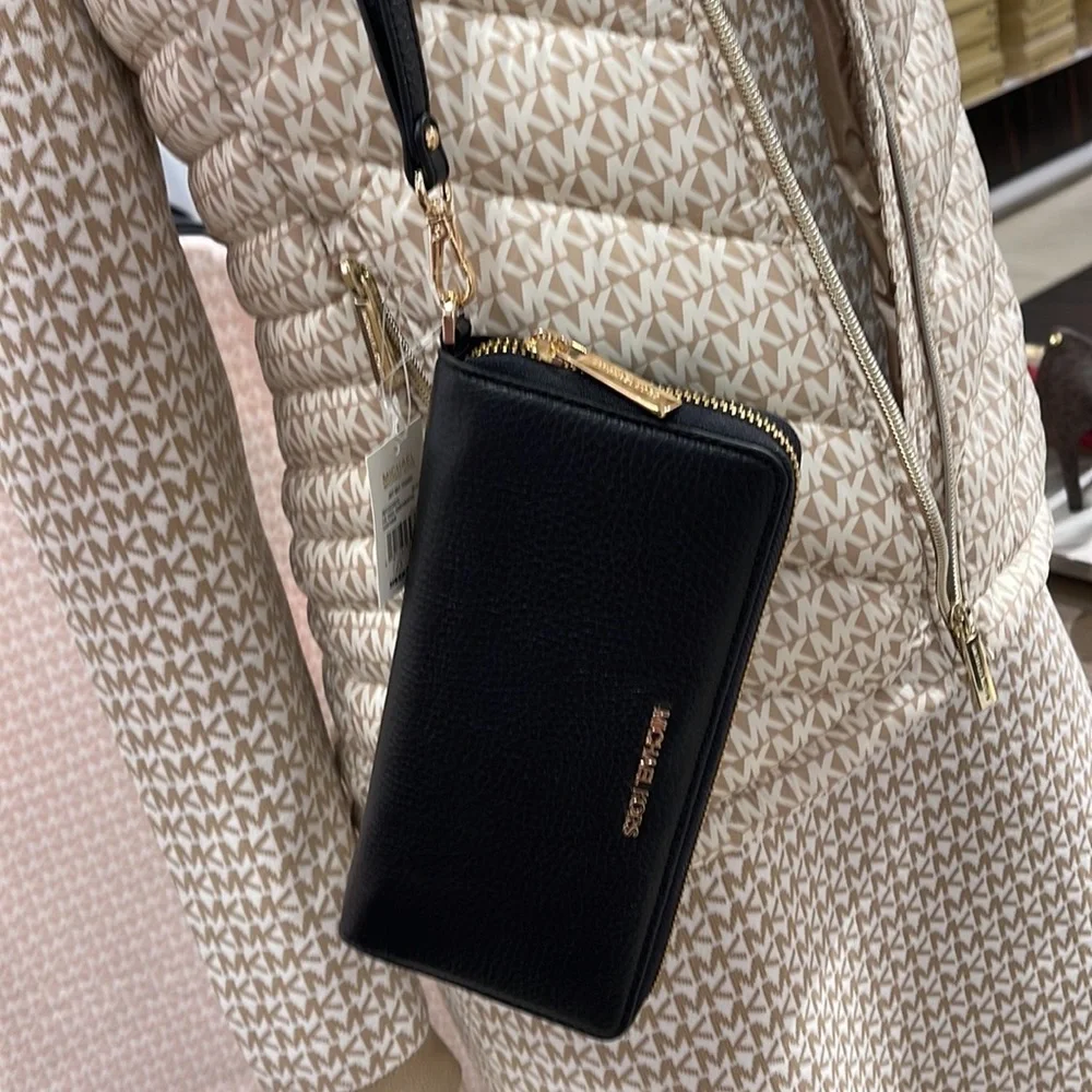 MICHAEL KORS LARGE TRAVEL CONTINENTAL WRISTLET WALLET PHONEHOLDER BLACK /Gold